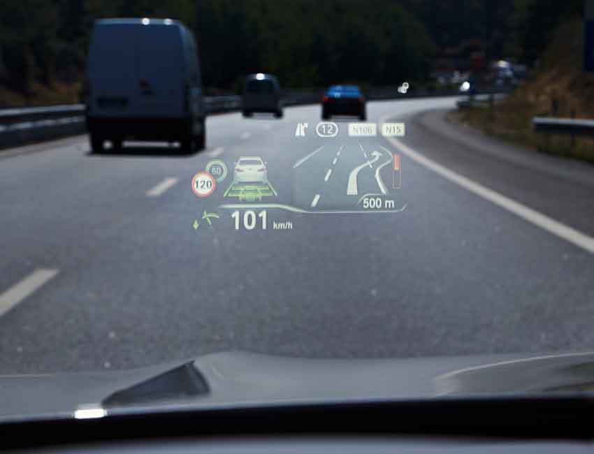 StriveME ما هي أهم مميزات شاشة العرض العلوية بالسيارات وكيف ستتطور؟